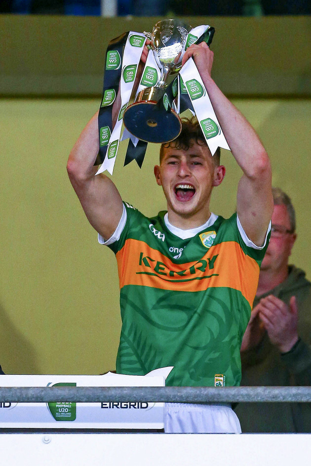 sean-obrien-lifts-the-munster-u20-trophy