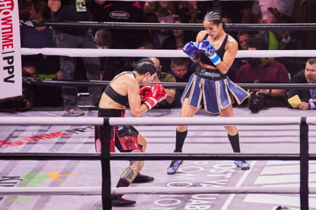 tampa-florida-usa-18th-dec-2021-amanda-serrano-in-action-against-miriam-gutierrez-during-boxing-match-in-amalie-boxing-arena-at-tampa-florida-credit-yaroslav-sabitovyes-market-mediaalamy-liv