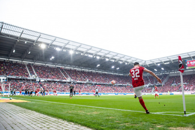 freiburg-im-breisgau-germany-23rd-apr-2022-soccer-bundesliga-sc-freiburg-bor-monchengladbach-matchday-31-europa-park-stadion-freiburgs-vincenzo-grifo-takes-a-corner-kick-in-the-sold-out-e