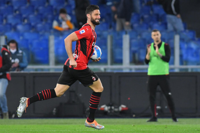 rome-lazio-24th-apr-2022-olivier-giroud-of-ac-milan-celebrating-after-score-the-goal-during-the-serie-a-match-between-ss-lazio-v-milan-at-olimpico-stadium-in-rome-italy-april-24th-2022-fotogra