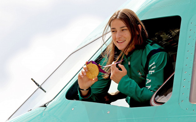 katie-taylor-shows-off-her-olympic-gold-medal-from-the-cockpit-of-the-plane