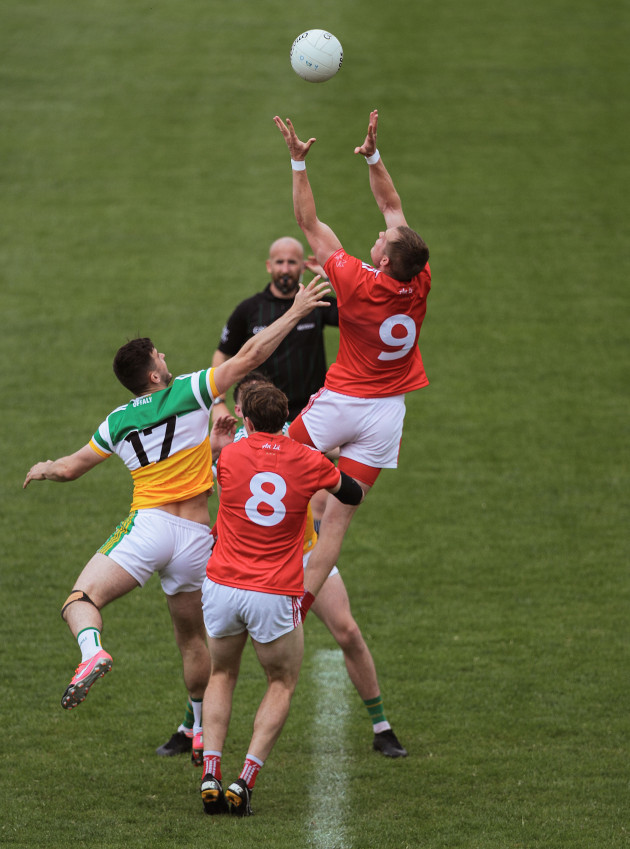 eoin-carroll-and-jordan-hayes-contest-the-throw-in-with-bevan-duffy-and-ciaran-byrne