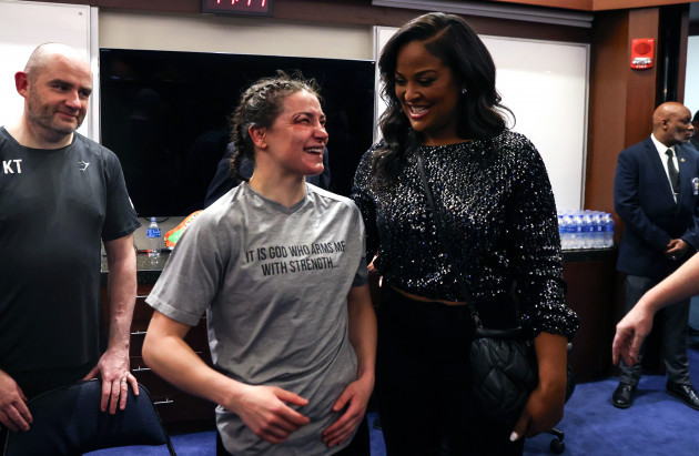 katie-taylor-with-laila-ali-in-the-changing-room-after-the-fight