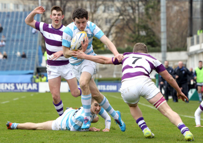 hugo-keenan-on-his-way-to-scoring-a-try