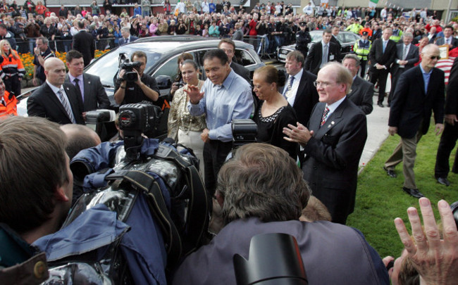 muhammad-ali-waves-to-photographers