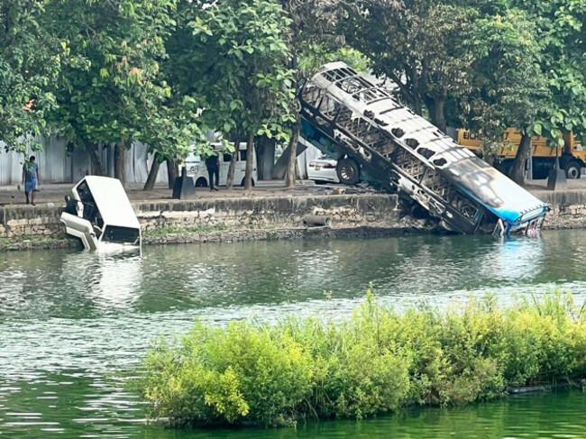 colombo-sri-lanka-10th-may-2022-burnt-buses-and-vehicles-are-seen-on-the-roads-and-in-the-beira-lake-sri-lanka-saw-its-most-violent-day-in-recent-weeks-as-prime-minister-mahinda-rajapaksa-quit-fro