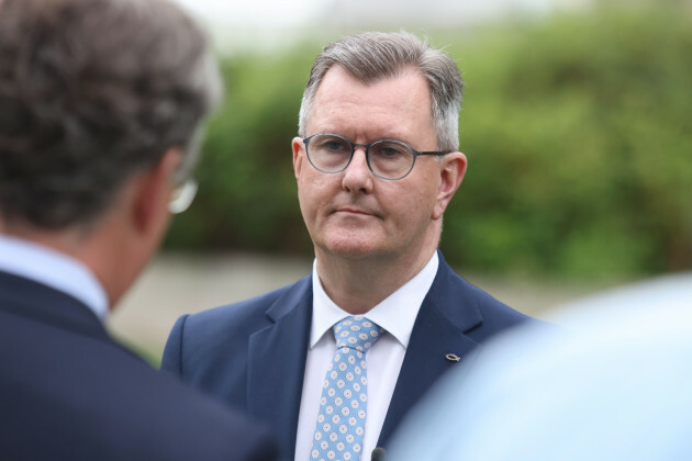 dob-leader-sir-geoffrey-donaldson-hablando-medios-en-el-college-green-central-london-follow-state-opening-parliament-photo-date-martes-may-10-2022