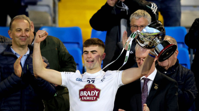 aaron-browne-lifts-the-trophy