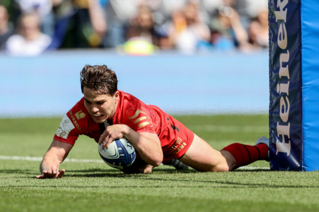 antoine-dupont-scores-the-opening-try