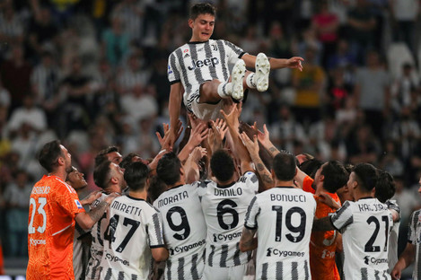 turin-italy-16th-may-2022-paulo-dybala-of-juventus-is-given-a-fitting-send-off-by-team-mates-following-the-final-whistle-of-the-serie-a-match-at-allianz-stadium-turin-picture-credit-should-read