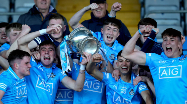 dublin-lift-the-trophy