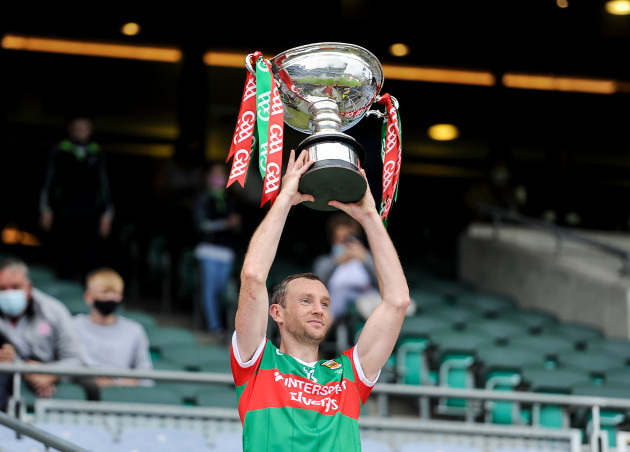 keith-higgins-lifts-the-nicky-rackard-cup