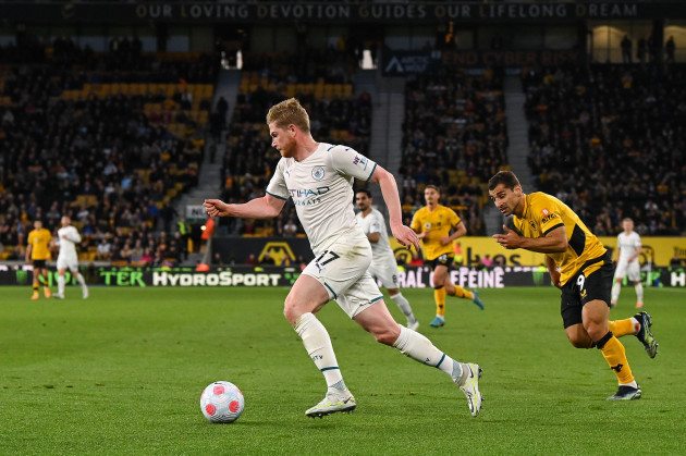 kevin-de-bruyne-17-of-manchester-city-makes-a-break-with-the-ball