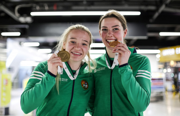 amy-broadhurst-and-lisa-orourke-with-their-gold-medals