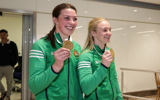 lisa-orourke-and-amy-broadhurst-with-their-gold-medals