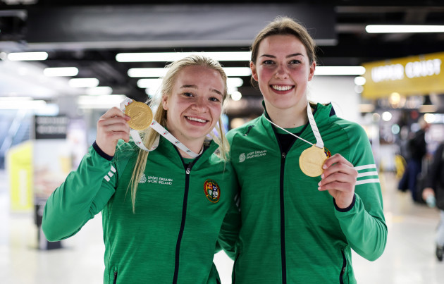 amy-broadhurst-and-lisa-orourke-with-their-gold-medals