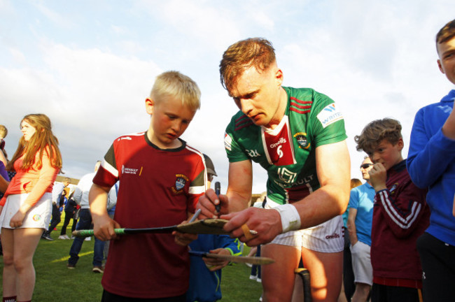 tommy-doyle-signs-autographs-at-full-time