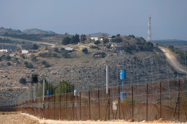 Marquage-bleu-de-la-unifil-Force-temporaire-des-nations-unies-au-liban-pres-du-village-de-theyra-a-bint-jbeil-district-de-nabatieh-gouvernorat-au-liban-perspective Du côté israélien de la frontière n
