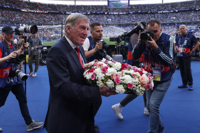 paris-france-28th-may-2022-kenny-dalglish-takes-a-wreath-of-flowers-to-lay-in-front-of-the-liverpool-fans-to-mark-the-anniversary-of-the-heysel-stadium-disaster-of-1985-prior-to-the-uefa-champions