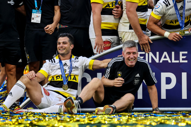 Bryce Doolin et Ronan O'Gara célèbrent après le match