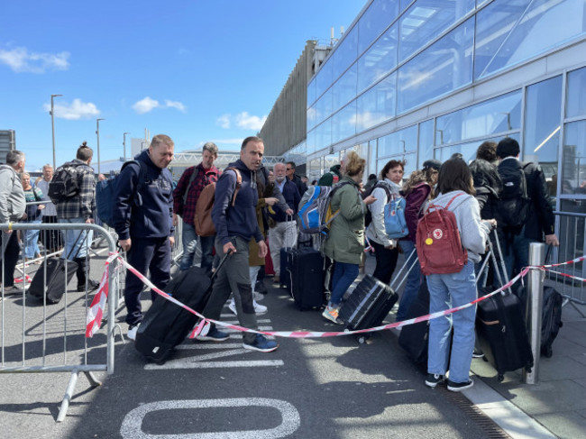 DUBLIN AIRPORT QUEUES _6705