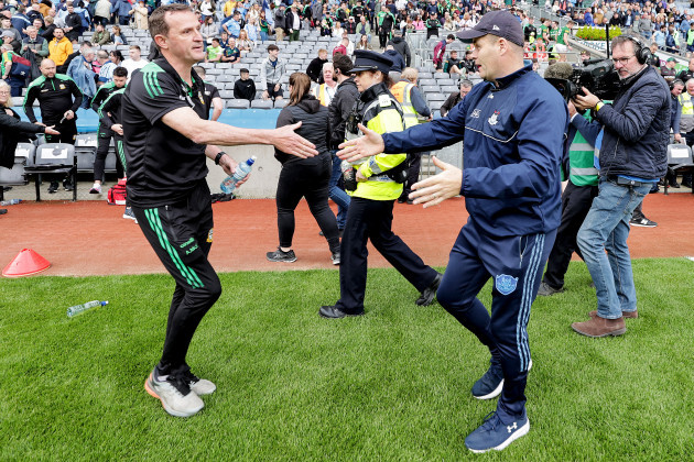 andy-mcentee-shakes-hands-after-the-game-with-dessie-farrell