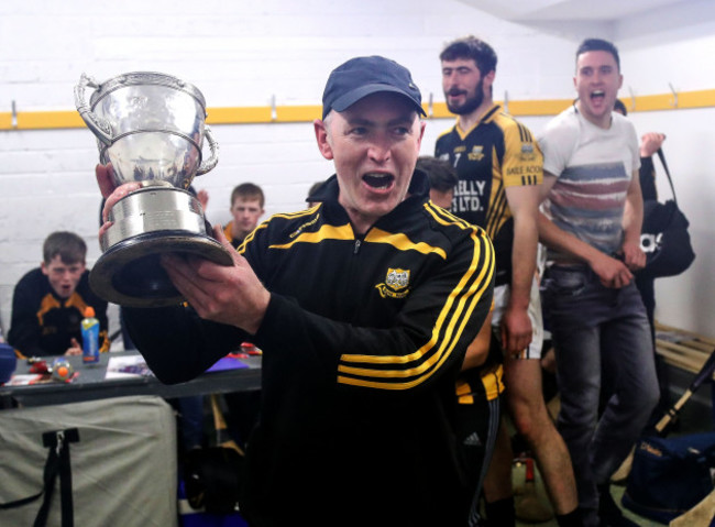 robbie-hogan-celebrates-with-the-trophy