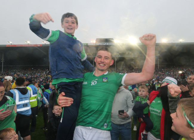 gearoid-hegarty-celebrates-with-a-fan