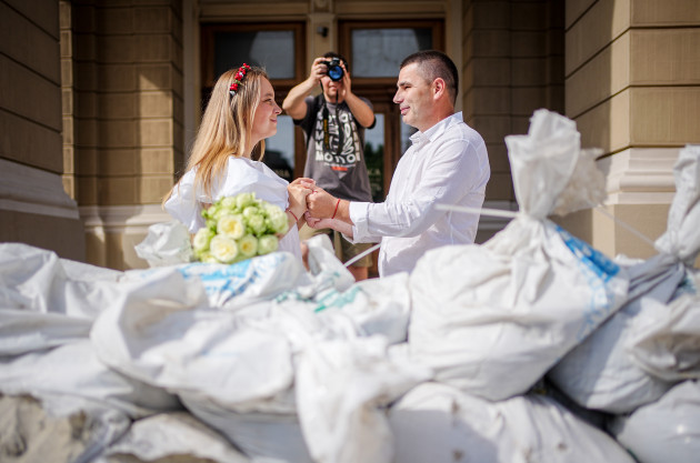 ukraine-war-wedding-photos-behind-sandbags
