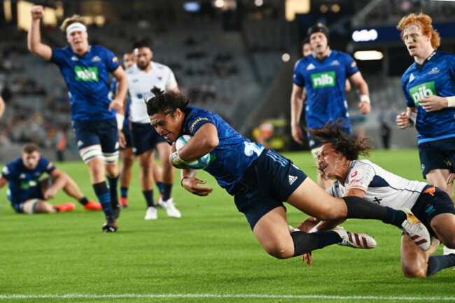 caleb-clarke-goes-in-for-a-try