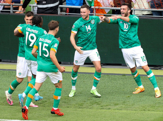 troy-parrott-celebrates-with-his-teammates-after-scoring-his-sides-2nd-goal-of-the-game