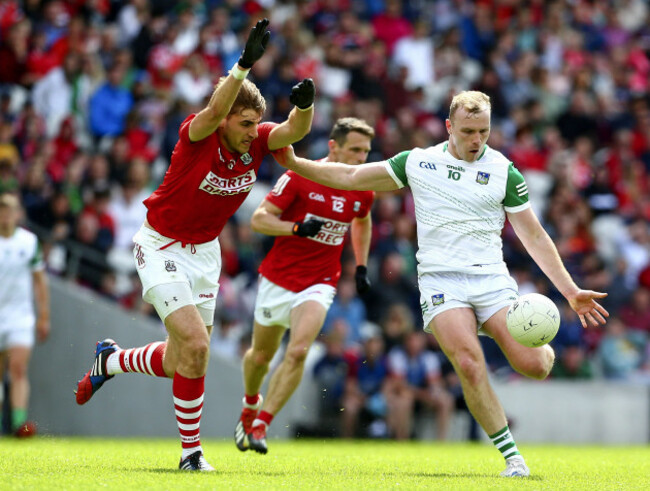 adrian-enright-shoots-under-pressure-from-ian-maguire