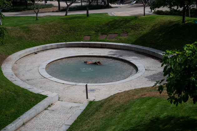madrid-spain-14th-june-2022-a-man-cools-off-in-the-water-of-a-fountain-during-a-heatwave-high-temperatures-are-causing-the-first-heatwave-of-the-year-with-several-communities-of-spain-at-risk-for