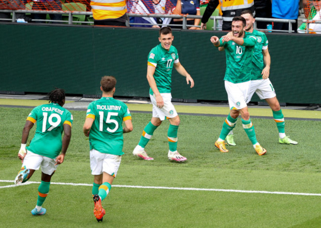 troy-parrott-celebrates-with-his-teammates-after-scoring-his-sides-2nd-goal-of-the-game