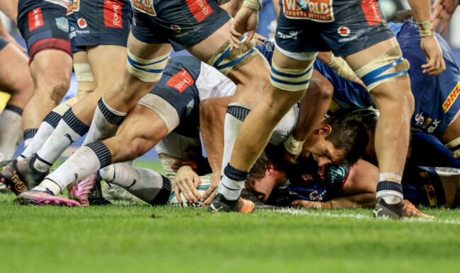 evan-roos-scores-a-try-despite-harold-vorster