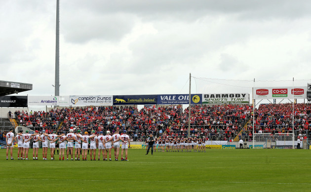 both-teams-observe-a-minutes-silence-for-damian-casey-ahead-of-the-game