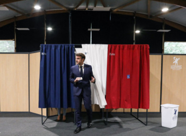 emmanuel-macron-votes-in-le-touquet-390x285