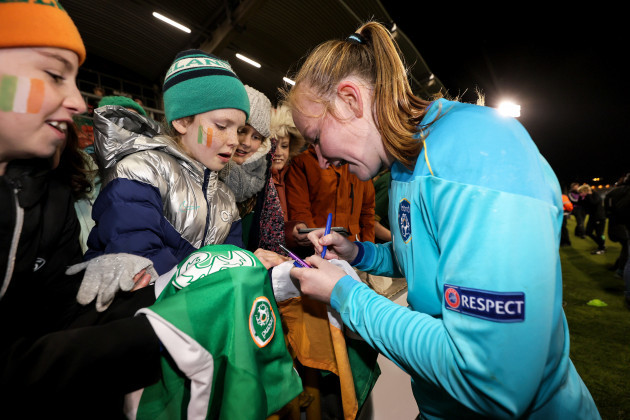 courtney-brosnan-signs-autographs-after-the-game