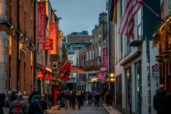 dublinirelanddecember242018peoplewalkingintemplebar