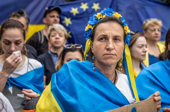 brussels-belgien-23rd-june-2022-ukrainians-hold-the-rally-in-front-of-european-council-headquarters-in-brussels-belgium-on-23062022-protestors-demand-the-accession-of-ukraine-in-the-eu-head-of