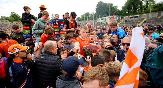 rian-oneill-with-fans-after-the-game