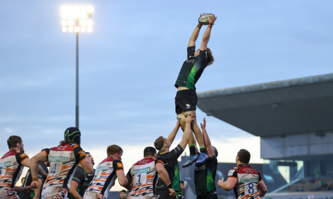 cian-prendergast-wins-a-lineout