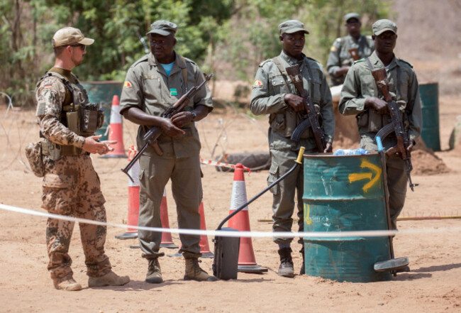 koulikoro-mali-06th-apr-2016-members-of-the-german-armed-forces-instruct-soldiers-of-the-malian-army-at-a-mock-checkpoint-as-part-of-the-eutm-training-mission-in-koulikoro-mali-06-april-2016-me