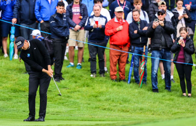 seamus-power-chips-it-onto-the-green-on-the-10th-hole