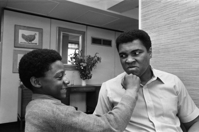 muhammad-ali-with-a-young-fan-at-the-albany-hotel-in-birmingham-1st-may-1984