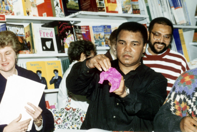 muhammad-ali-cassius-clay-former-boxing-champion-does-tricks-to-entertain-the-crowd-at-w-h-smith-in-sloane-square-london-15th-november-1993