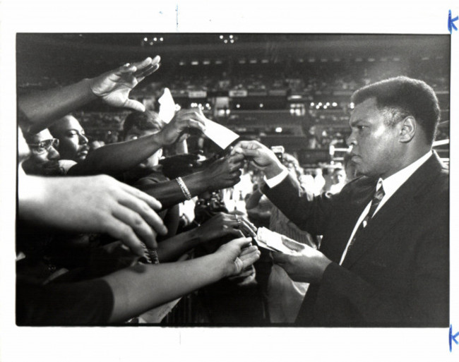 august-26-1992-michigan-u-s-former-heavyweight-champion-muhammad-ali-passes-out-religious-literature-to-the-crowd-tuesday-night-between-boxing-matches-at-the-palace-in-1992-credit-image