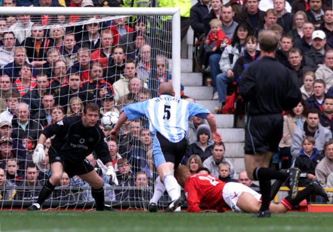 this-picture-can-only-be-used-within-the-context-of-an-editorial-feature-no-websiteinternet-use-unless-site-is-registered-with-football-association-premier-league-coventry-citys-john-hartson-stab