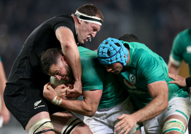 all-blacks-brodie-retallick-with-irelands-robbie-henshaw-and-tadhg-beirne