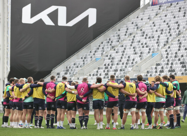 team-huddle-during-the-captains-run